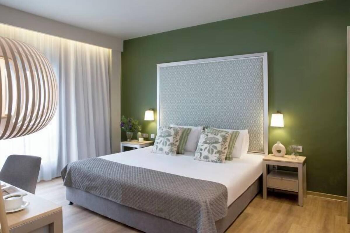 Minibar, caixa forta a l'habitació i escriptori