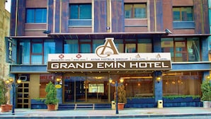 A multi-story hotel with a prominent sign for the Grand Emin Hotel. - Hotel Grand Emin (Istanbul)