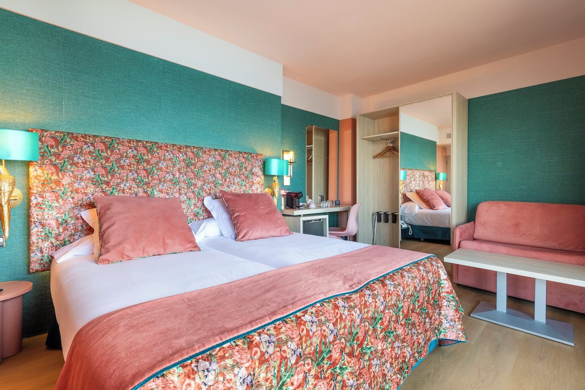 Deluxe driepersoonskamer, uitzicht op zee | 1 slaapkamer, een minibar, een kluis op de kamer, een bureau