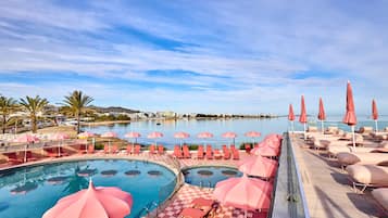 Una piscina al aire libre de temporada