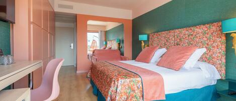 Una habitación de hotel moderna con una cama grande, un escritorio y una silla.