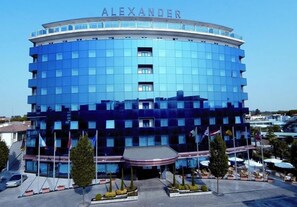 Overnatningsstedets facade – aften/nat