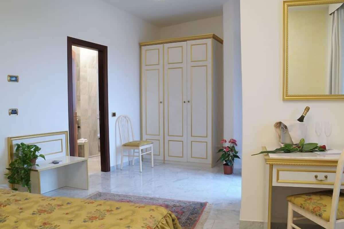 Minibar, caja de seguridad en la habitación y escritorio 