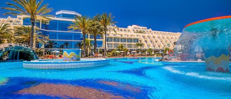 Indoor pool, 2 outdoor pools, pool loungers