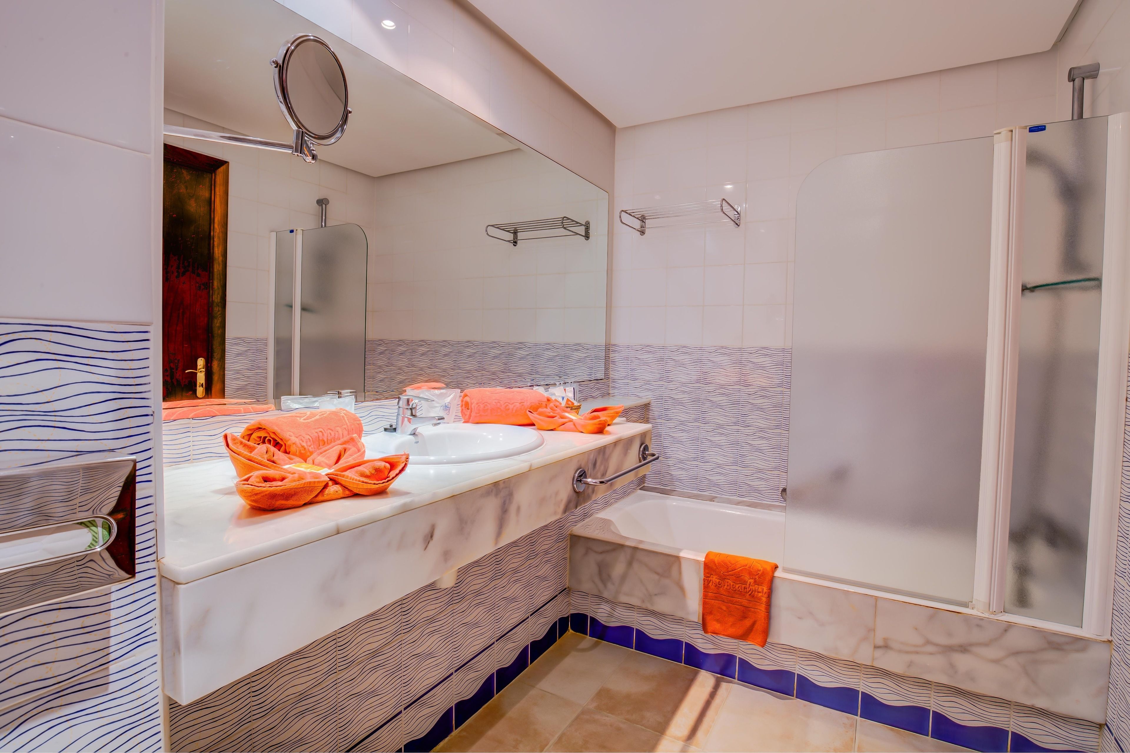 combined shower/bathtub, free toiletries, hair dryer, towels