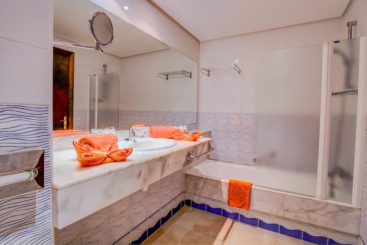 combined shower/bathtub, free toiletries, hair dryer, towels