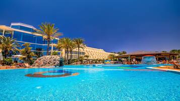 2 binnenzwembaden, een buitenzwembad, ligstoelen bij het zwembad