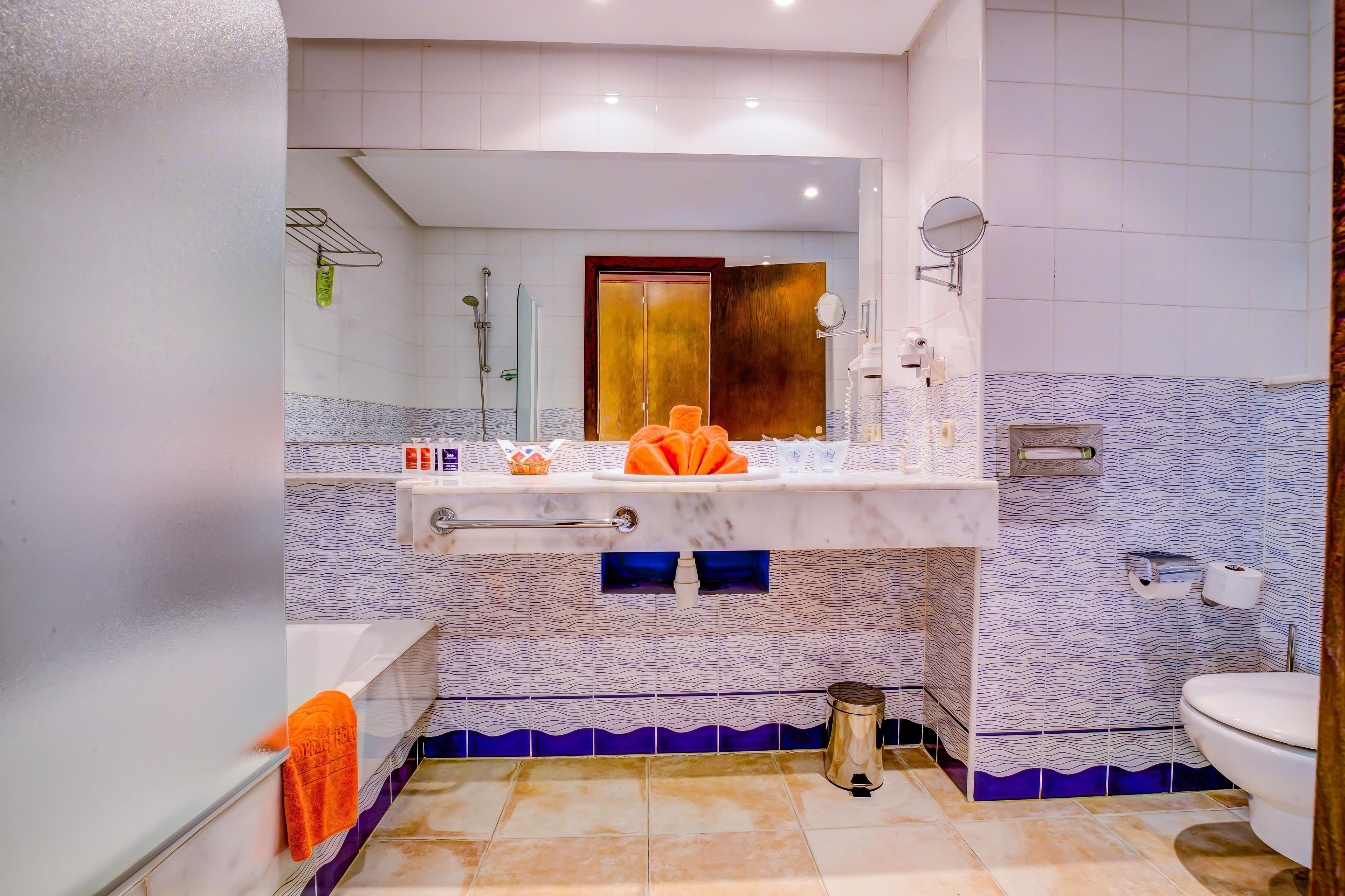 combined shower/bathtub, free toiletries, hair dryer, towels