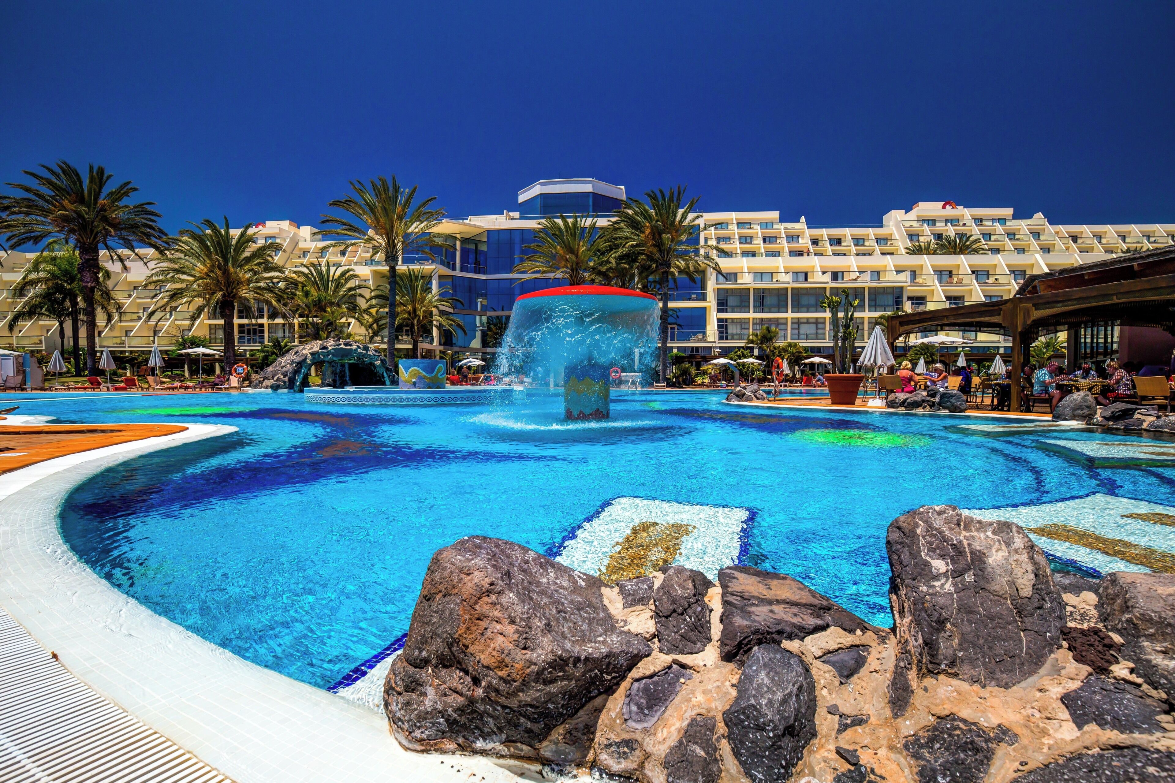 2 piscinas cubiertas, una piscina al aire libre, tumbonas