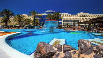 2 piscinas cubiertas, una piscina al aire libre, tumbonas