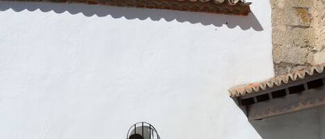 Un bâtiment blanc doté d’un clocher, d’une petite fenêtre et d’une lanterne.