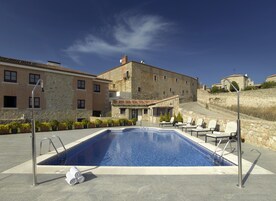 Una piscina al aire libre (de 10:30 a 21:00), sombrillas, tumbonas