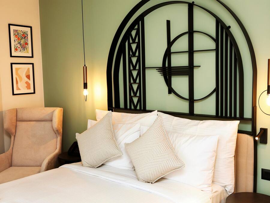 Minibar, in-room safe, desk, free WiFi