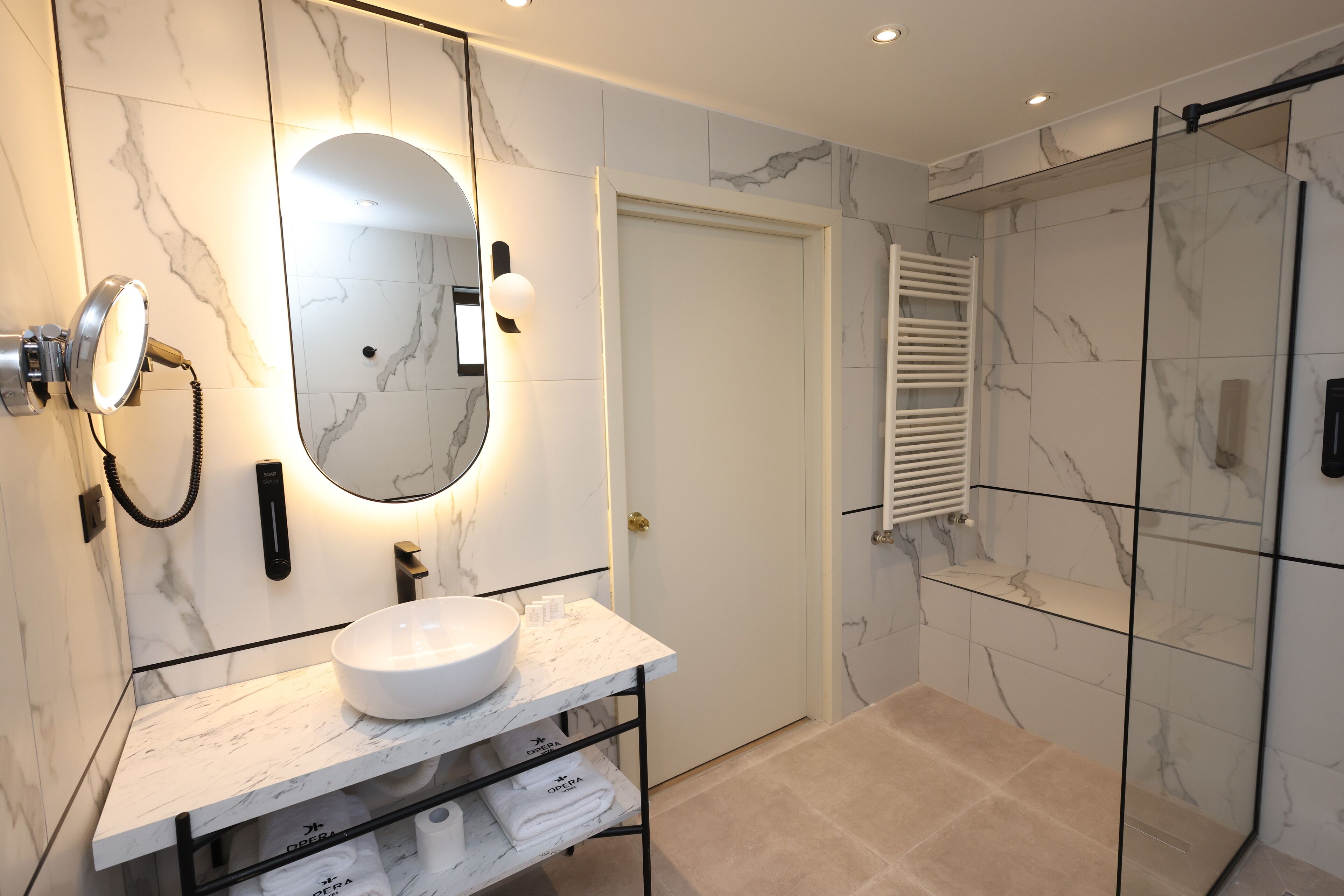 executive double room | bathroom | combined shower/bathtub, hair dryer, towels