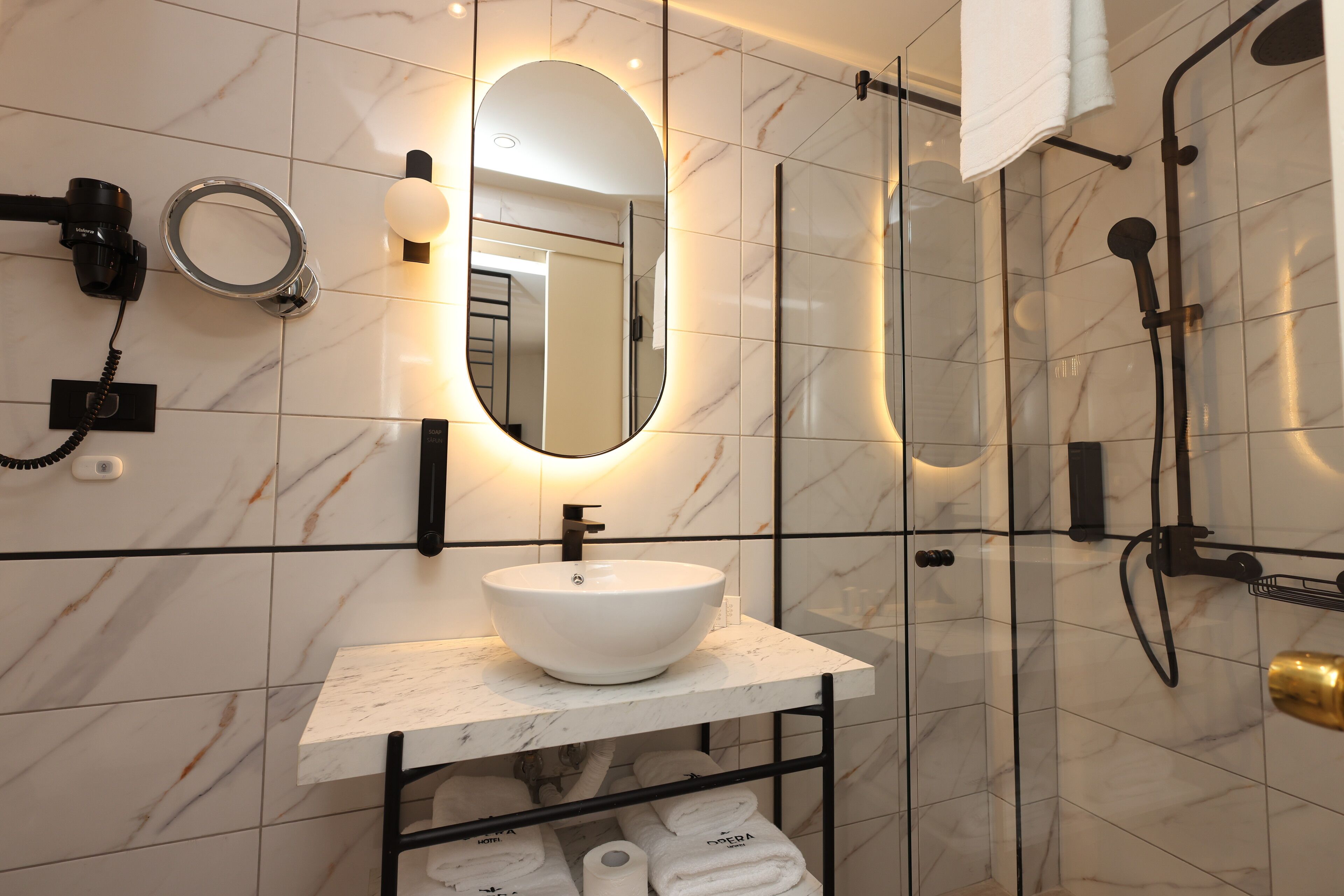 single room | bathroom | combined shower/bathtub, hair dryer, towels