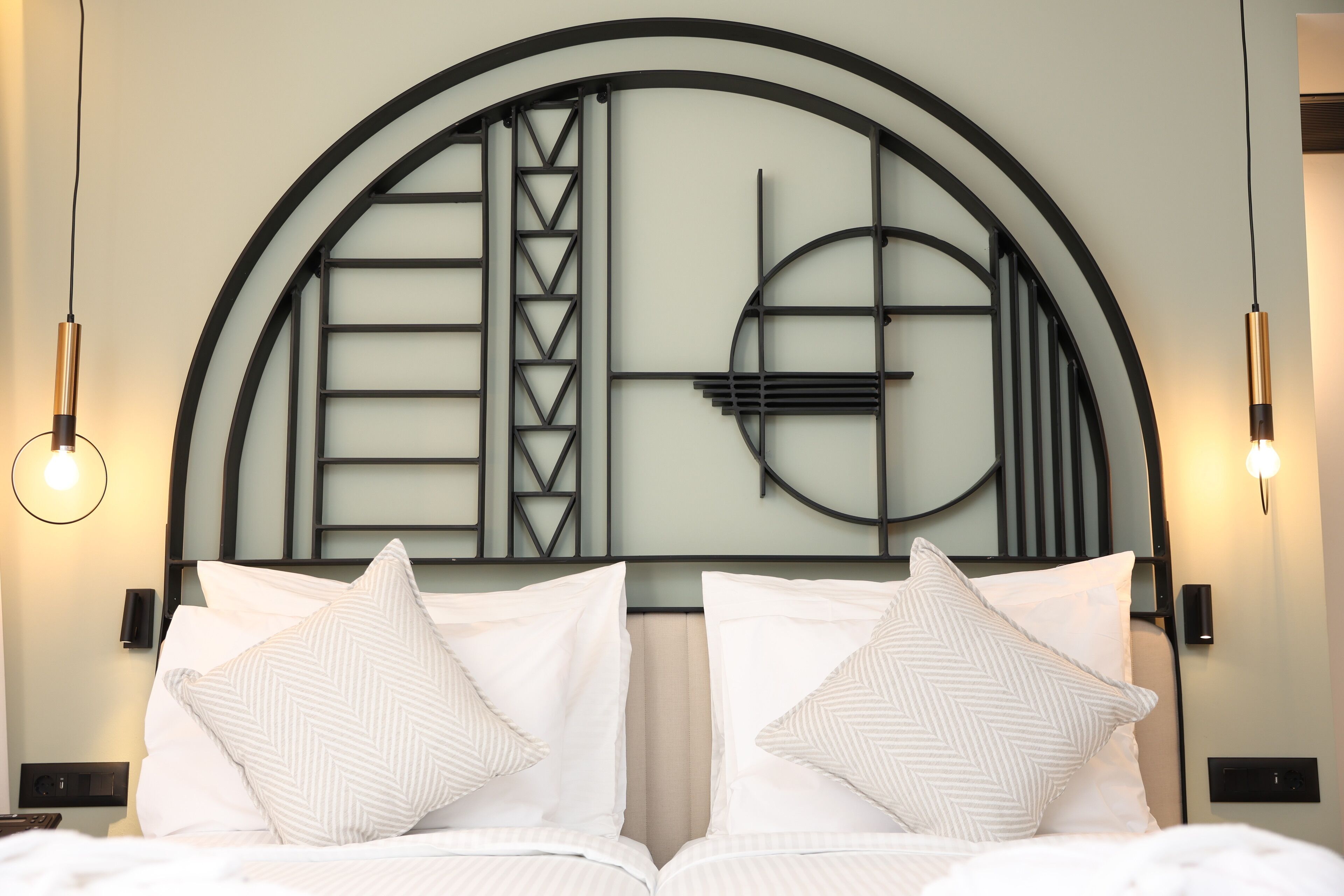 double/twin standard room | minibar, in-room safe, desk, free wifi