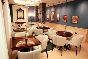 Bar (on property) - Zeus Essence Bucharest Opera (Bucharest)