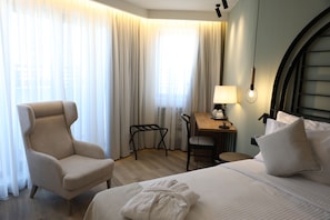 Executive Double Room | Living area | LCD TV