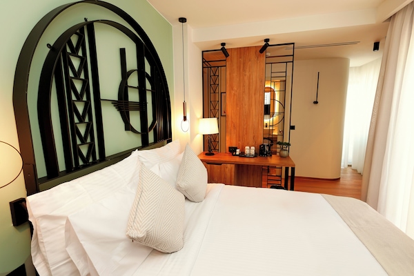 Single Room | Minibar, in-room safe, desk, free WiFi