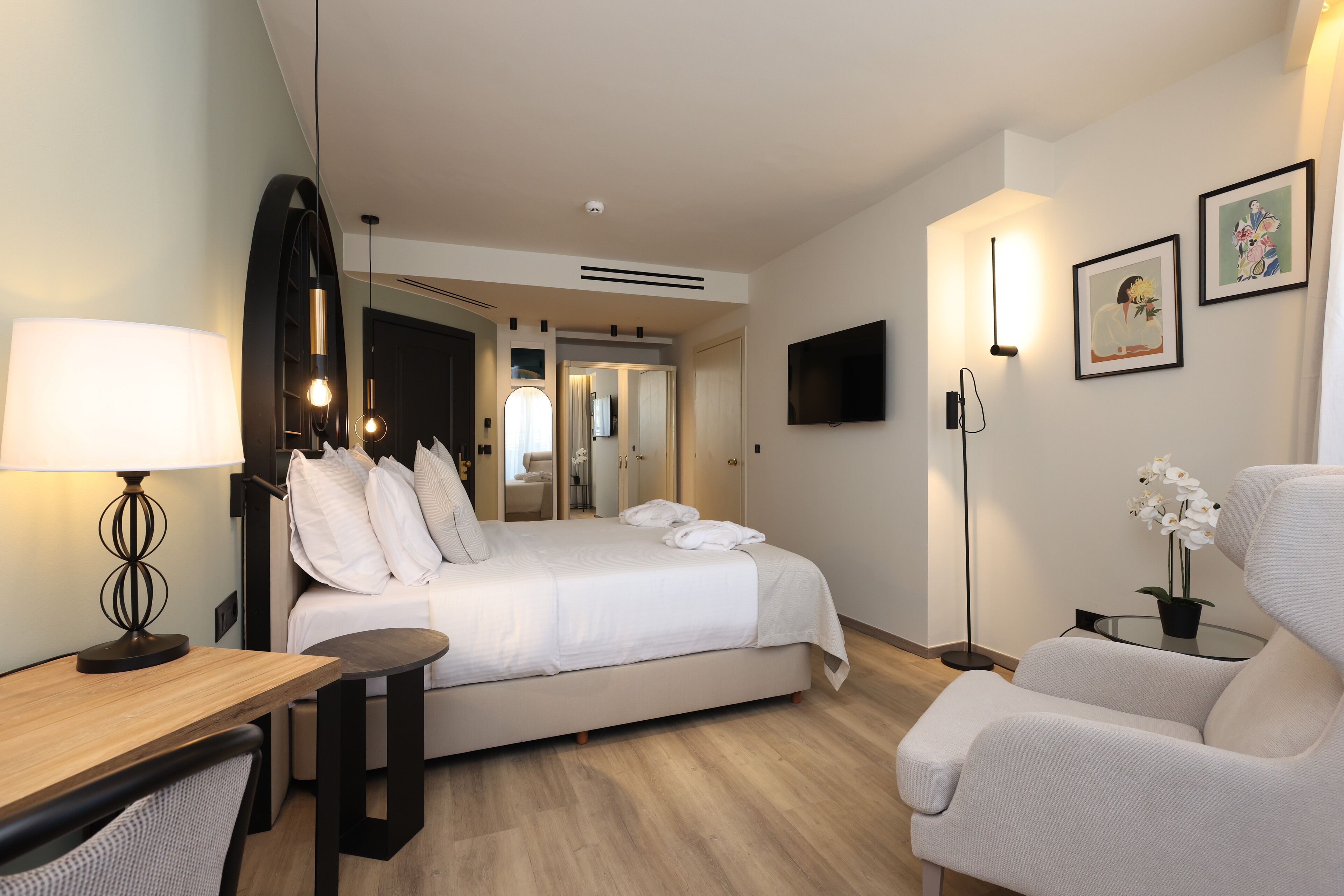 double/twin standard room | minibar, in-room safe, desk, free wifi