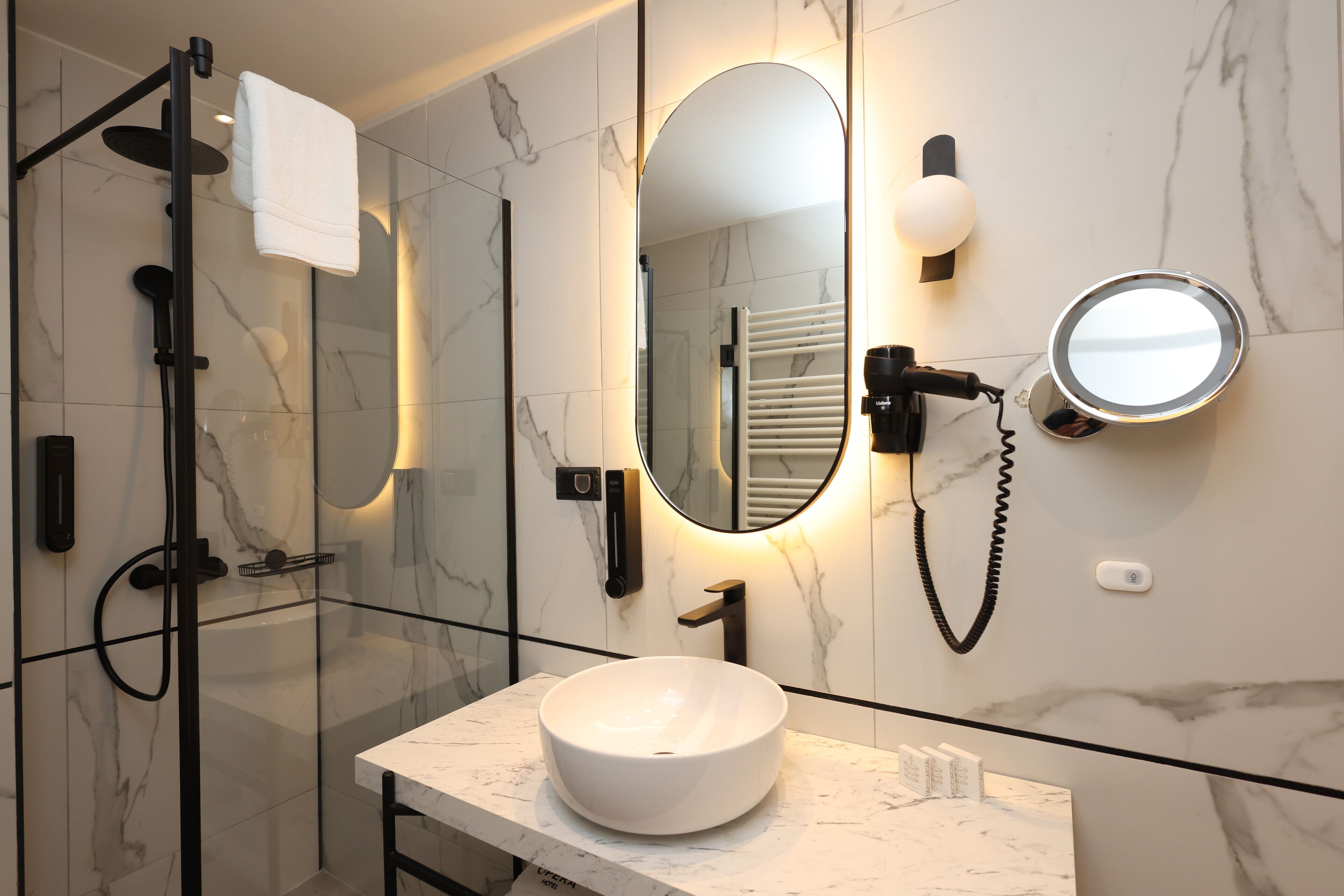 executive double room | bathroom | combined shower/bathtub, hair dryer, towels