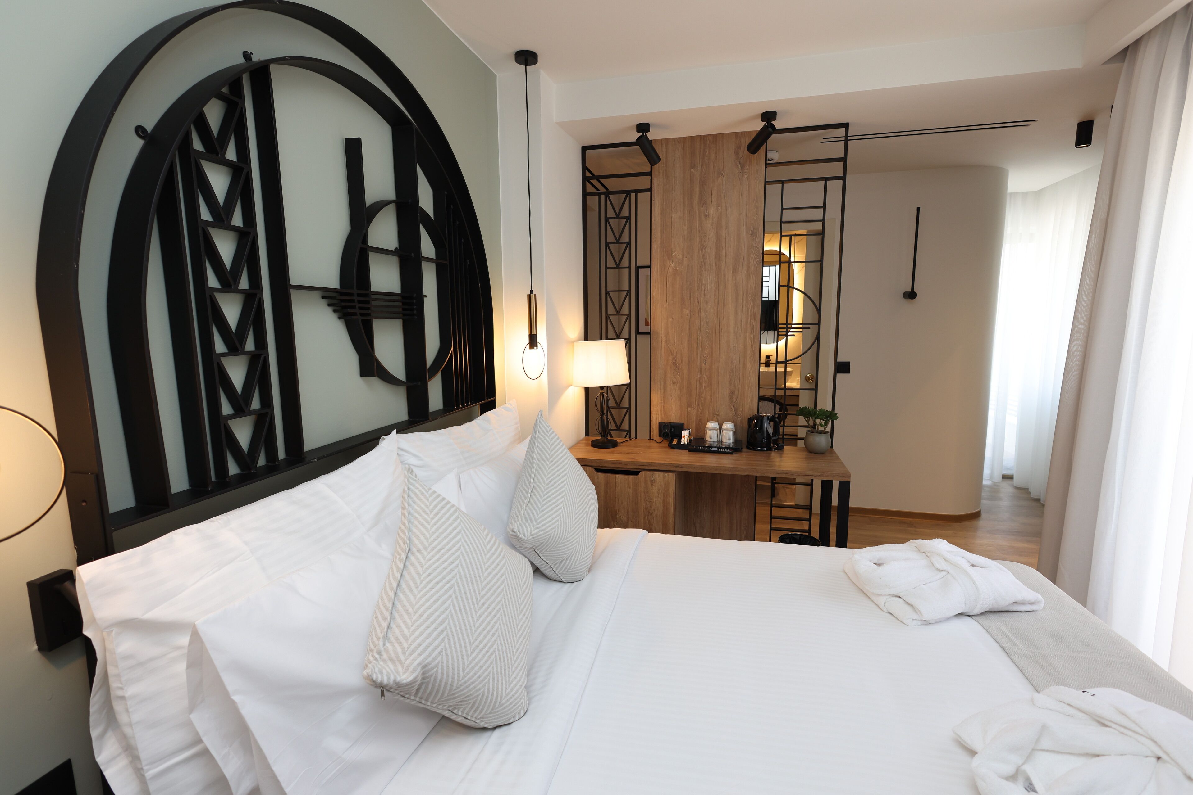 single room | minibar, in-room safe, desk, free wifi