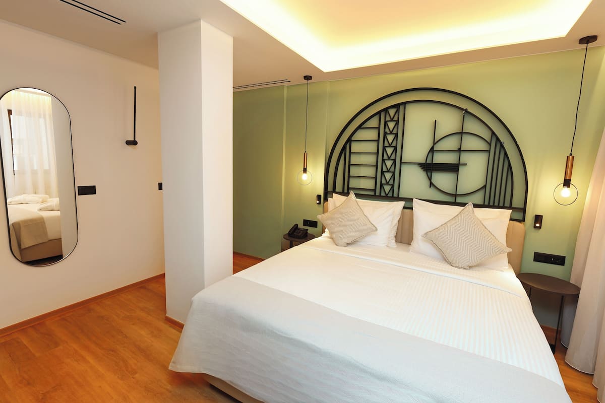 Suite | Minibar, coffres-forts dans les chambres, bureau, Wi-Fi gratuit