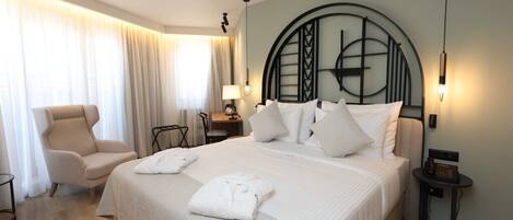 Executive Double Room | Minibar, in-room safe, desk, free WiFi