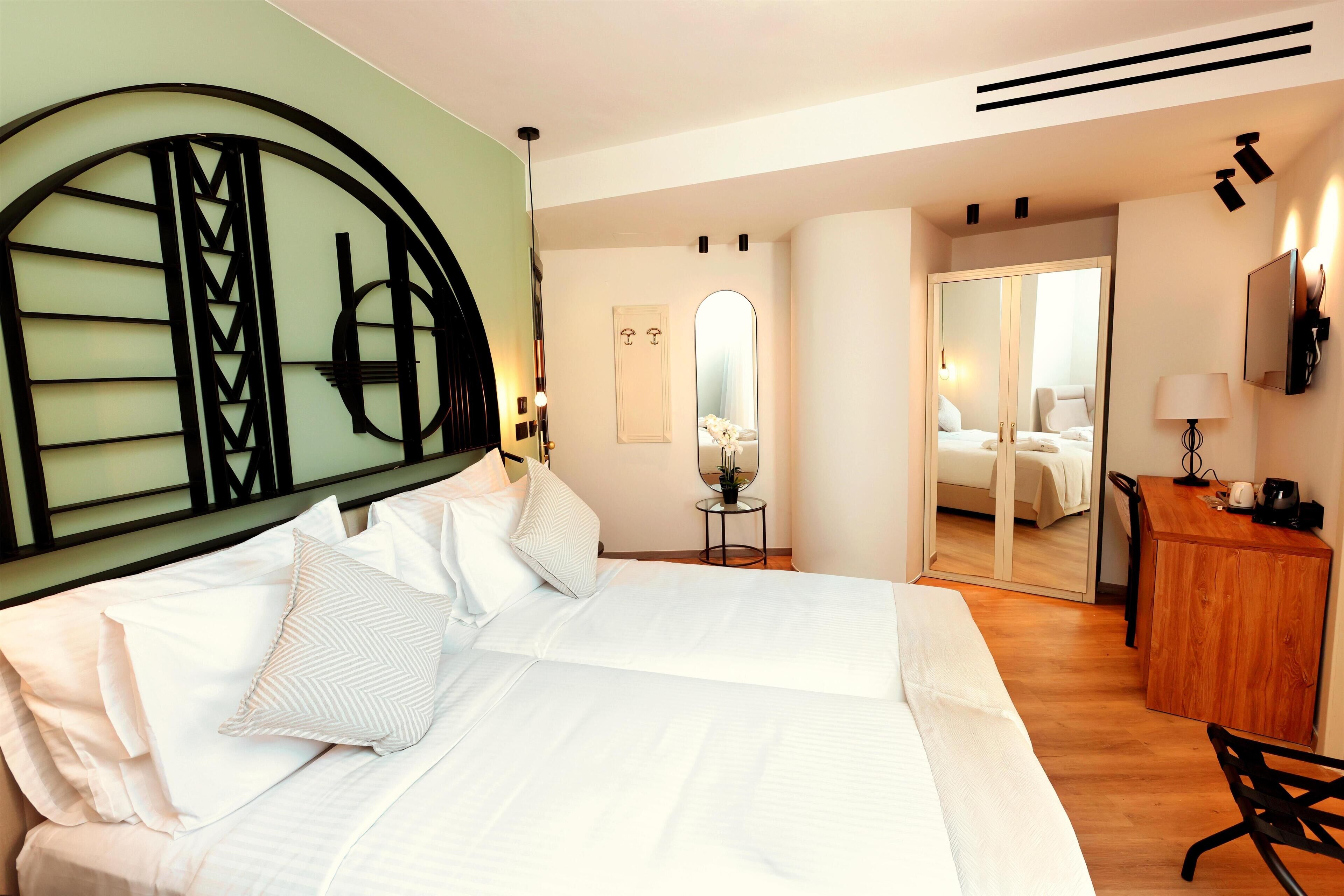 Minibar, in-room safe, desk, free WiFi