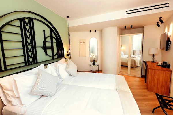 Minibar, in-room safe, desk, free WiFi