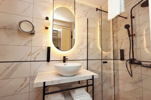 Kamer | Badkamer | Een bad/douchecombinatie, een haardroger, handdoeken