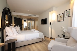 Minibar, in-room safe, desk, free WiFi