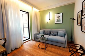 Frigobar, cofres nos quartos, escrivaninha, Wi-Fi de cortesia