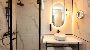 Combined shower/bathtub, hair dryer, towels