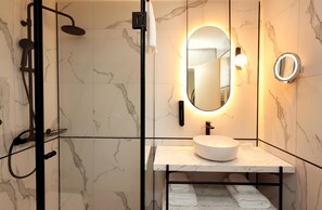 Bañera con ducha, secador de pelo, toallas