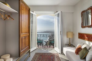 Junior Suite panoramica con balcone | Minibar, in-room safe, desk, soundproofing