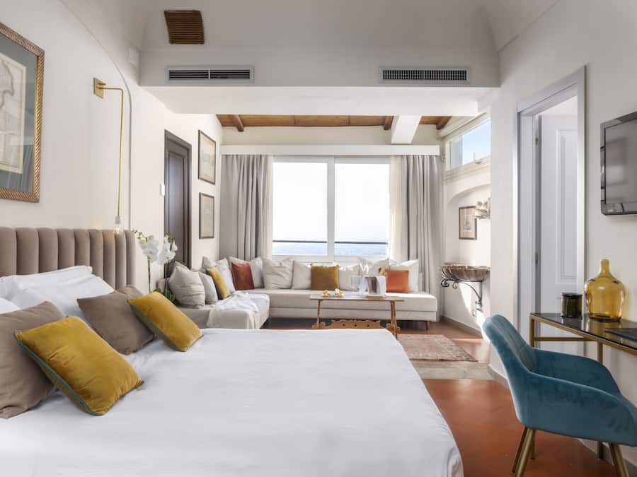 Phòng Deluxe, quang cảnh biển (Sea and Etna View Multiple Beds) | Minibar, két bảo mật tại phòng, bàn, phòng cách âm