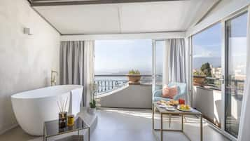 Exclusive-Suite, Badewanne, Meerblick (Sea and Etna view) | Minibar, Zimmersafe, Schreibtisch, schallisolierte Zimmer