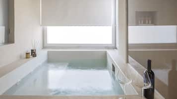Chambre Luxe, 1 chambre, piscine privée, vue ville | Bain à remous privé