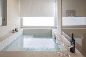 Luxury Room, 1 Bedroom, Private Pool, City View | Private spa tub