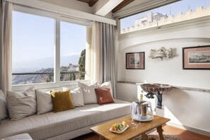 Deluxe Room, Sea View (Sea and Etna View  Multiple Beds) | Minibar, in-room safe, desk, soundproofing - Hotel Villa Paradiso (Taormina)