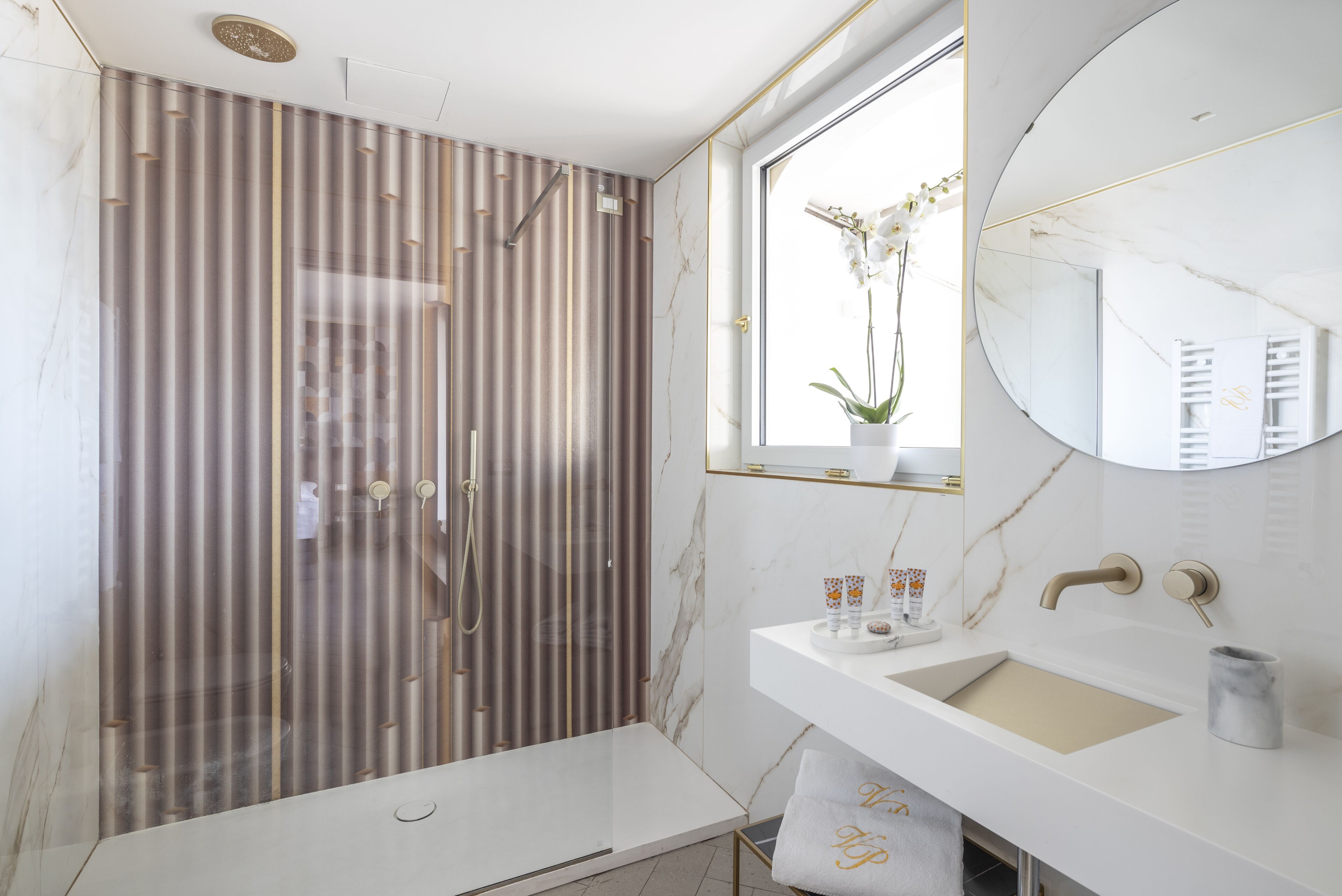 exclusive suite, bathtub, sea view (sea and etna view) | bathroom | shower, rainfall showerhead, hair dryer, slippers