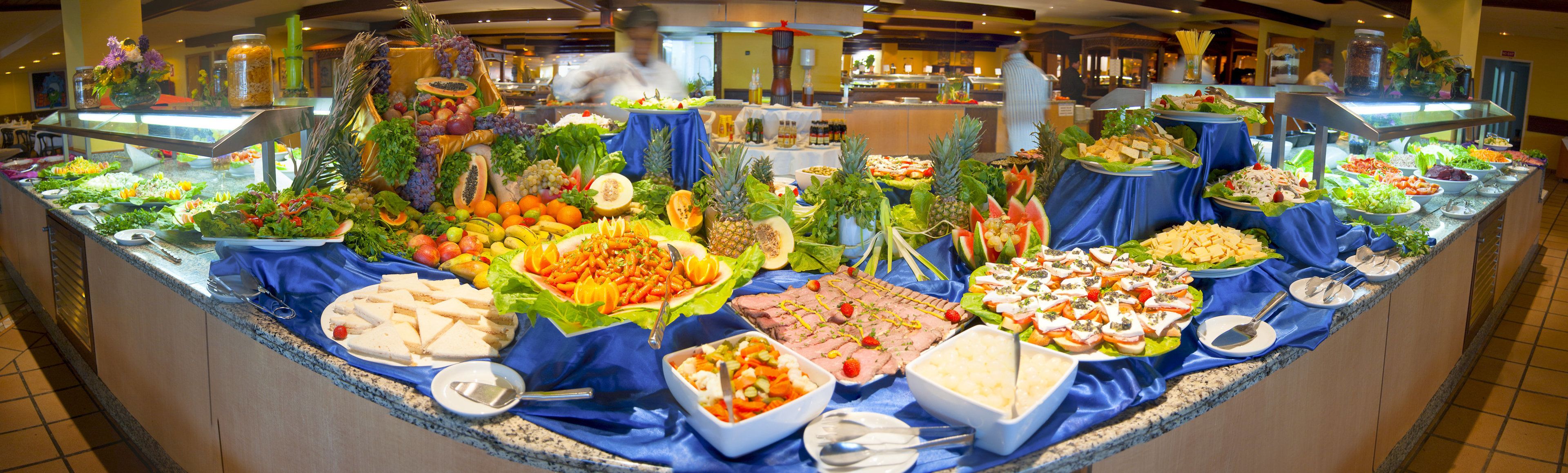 2 restaurants servant le petit déjeuner, le déjeuner et le dîner