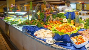 A buffet with various food items and a salad bar. - SBH Club Paraíso Playa - All Inclusive (Pajara)