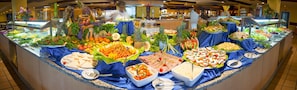 2 restaurants; breakfast, lunch, and dinner served