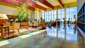 A spacious lobby with a high ceiling, large windows, and a central water feature. - SBH Club Paraíso Playa - All Inclusive (Pajara)