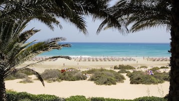 Am Strand, LiegestĂŒhle, Sonnenschirme, StrandtĂŒcher