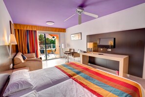 Select Comfort beds, in-room safe, desk, blackout drapes - SBH Monica Beach Hotel (Pajara)