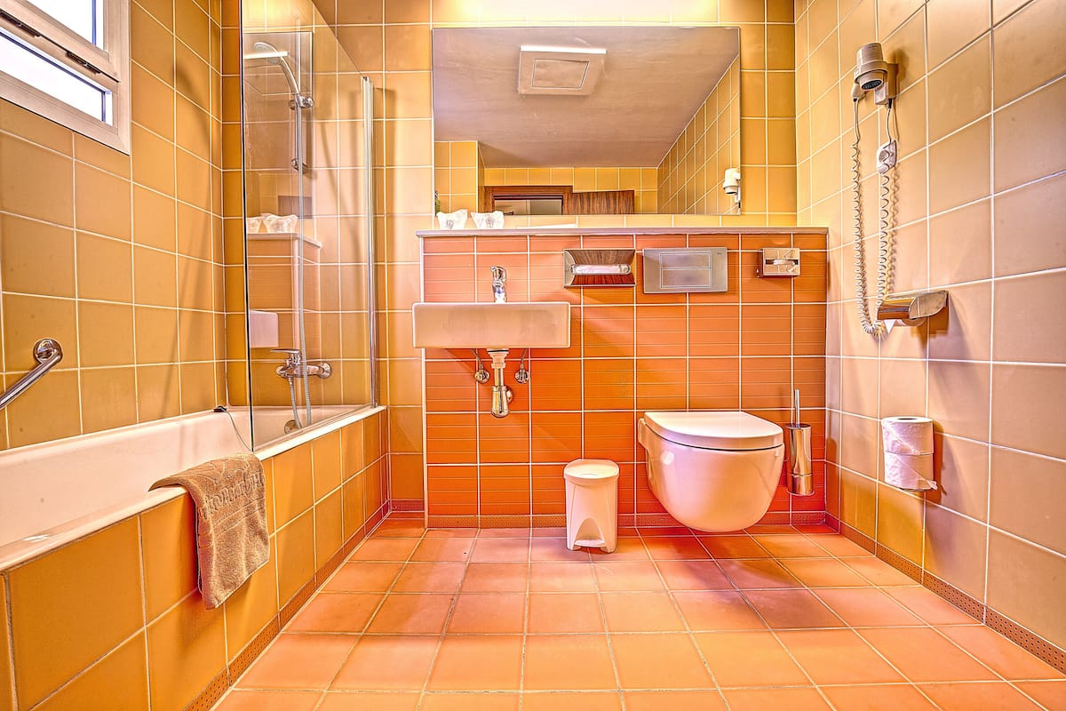 bathtub, hair dryer, towels