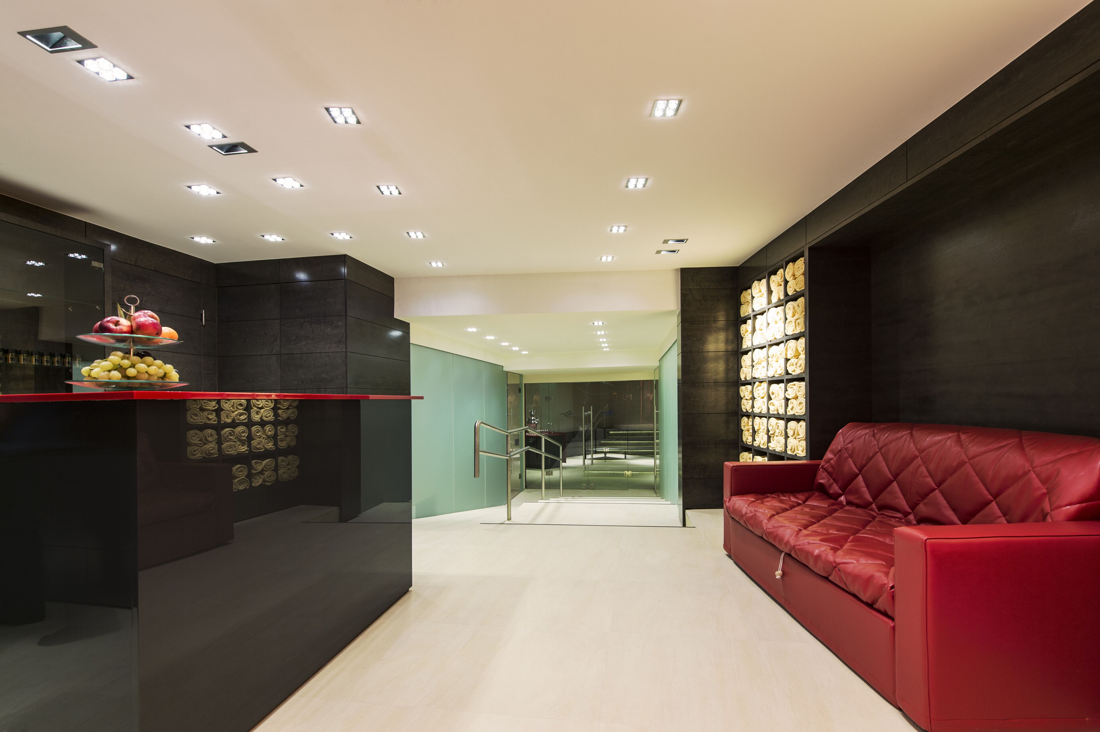 sauna, aromatherapy, deep-tissue massages, reflexology